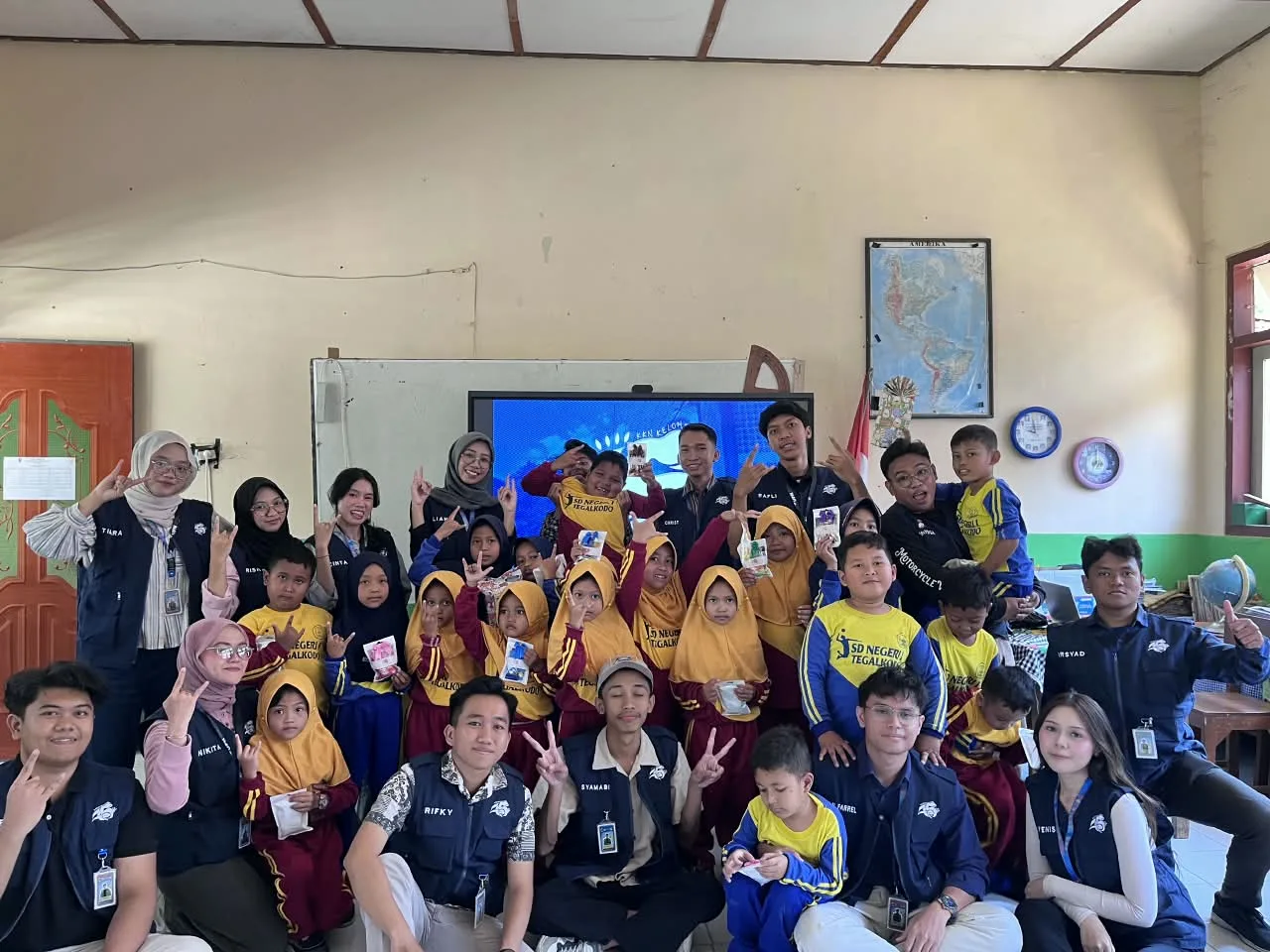 Wujudkan Ruang Belajar interaktif, Mahasiswa KKN UPNVJT Ajak Anak-Anak SDN Tegalkodo 1 Belajar Sambil Berkreasi