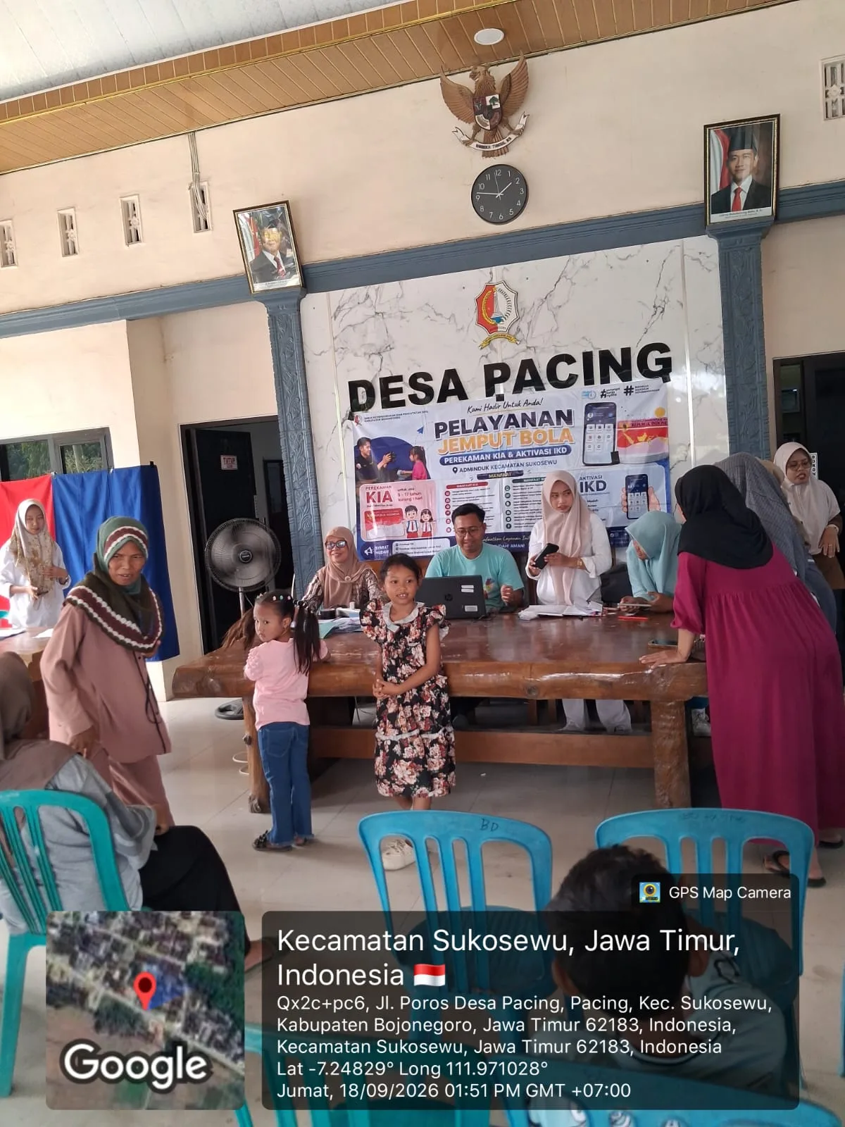 Jemput Bola Pelayanan Adminduk Hadir di Desa Pacing, Puluhan Warga Aktivasi IKD dan Perekaman KIA