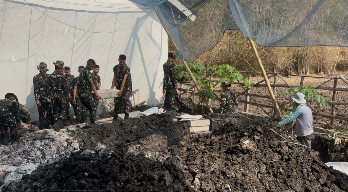 SINERGI TNI, POLRI, PEMERINTAH KECAMATAN, DAN MASYARAKAT DALAM KARYA BAKTI DI DESA SUMBEREJOKIDUL (2)