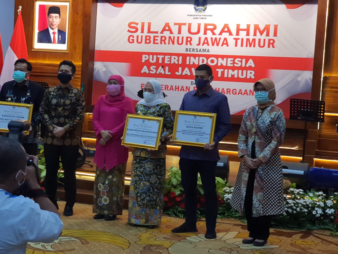 Kabupaten Bojonegoro menerima penghargaan UHC