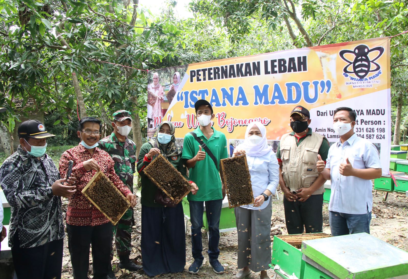 Panen Madu Asli Bersama Ibu Bupati Anna Mu'awanah