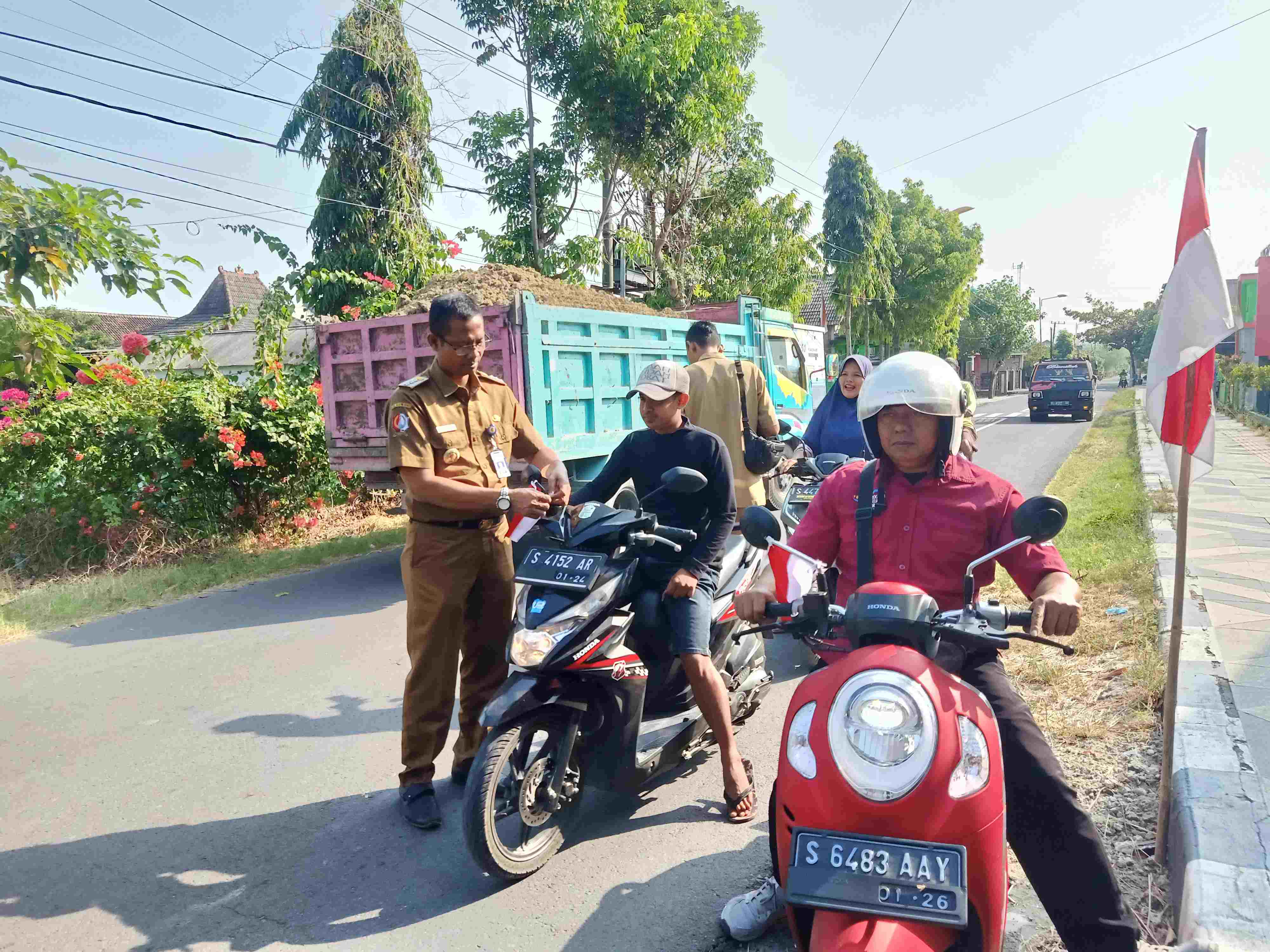Pembagian Bendera Merah Putih