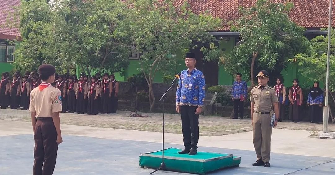 Upacara Hari Pahlawan di Lapangan SMPN 1 Sukosewu