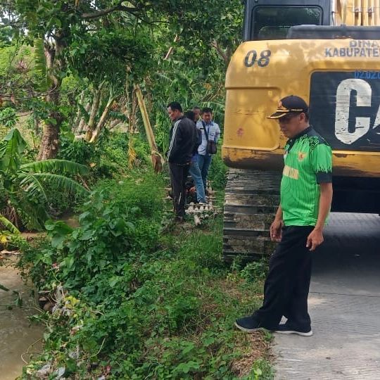 Kegiatan Pembersihan Sampah yang Menyumbat Aliran Sungai