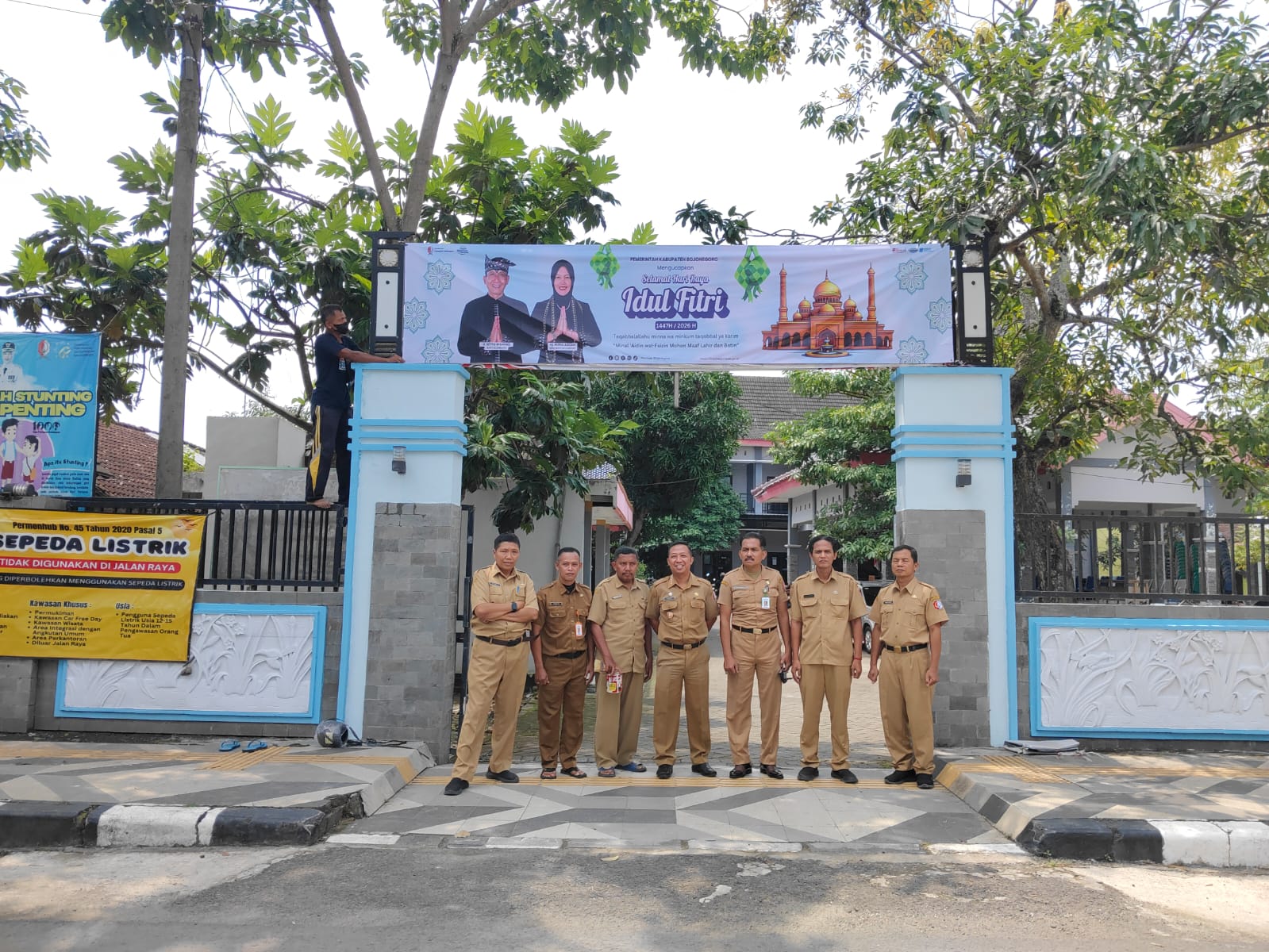 Pemasangan Banner Hari Raya dan Kerja Bakti Kecamatan Sukosewu